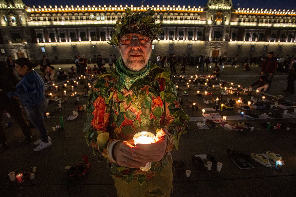 Somoselmedio's tweet photo. 📌 📌 Este sábado 15 de marzo, miles de personas en más de 10 estados del país se unieron en una Vigilia y Luto Nacional para exigir justicia por las más de 120 mil personas desaparecidas y para demandar un alto al reclutamiento de jóvenes. #Teuchitlán 

📸 @Mariomarlo https://t.co/wgkPtBLs1k