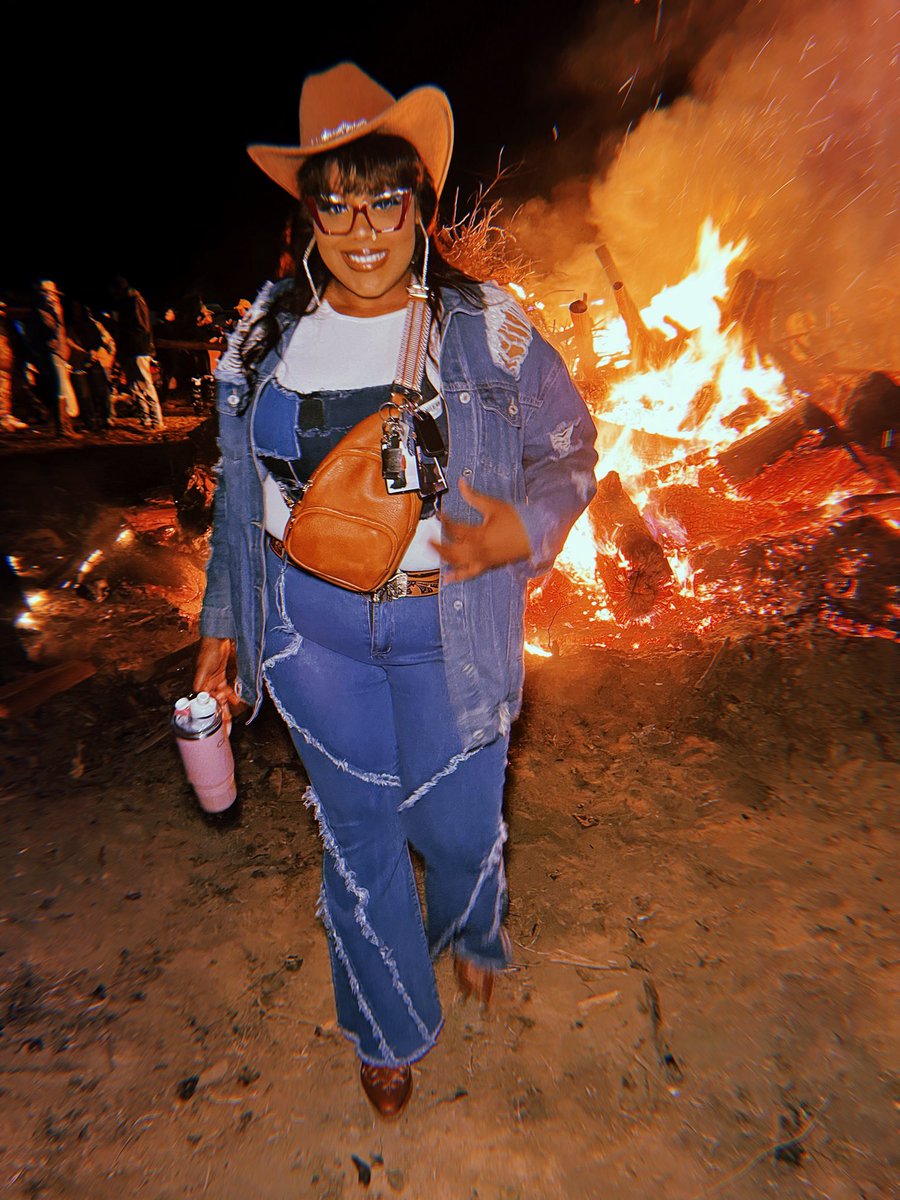 thee_different1's tweet photo. Cowgirl https://t.co/GlhPOy8r5J