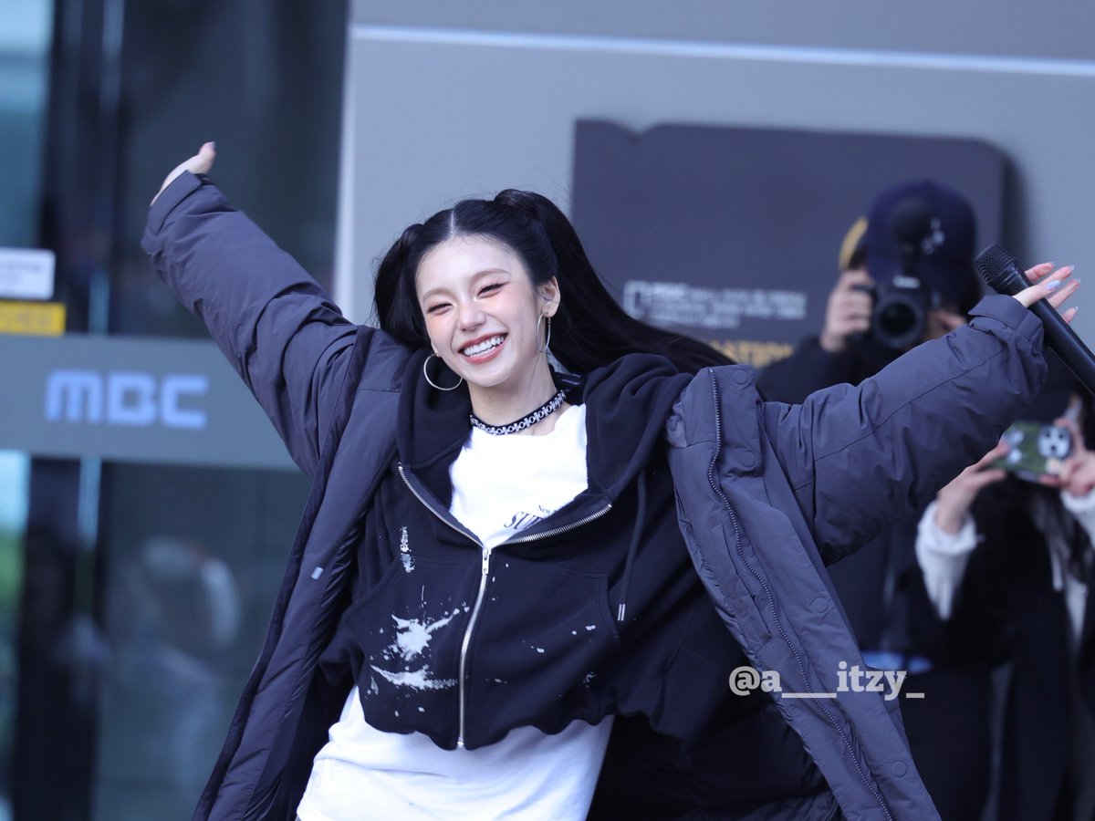 a___itzy_'s tweet photo. 250315 미니팬미팅 

#ITZY #예지 #YEJI #YEJI_AIR #옞덩봤덩 https://t.co/EcAahzYLhg
