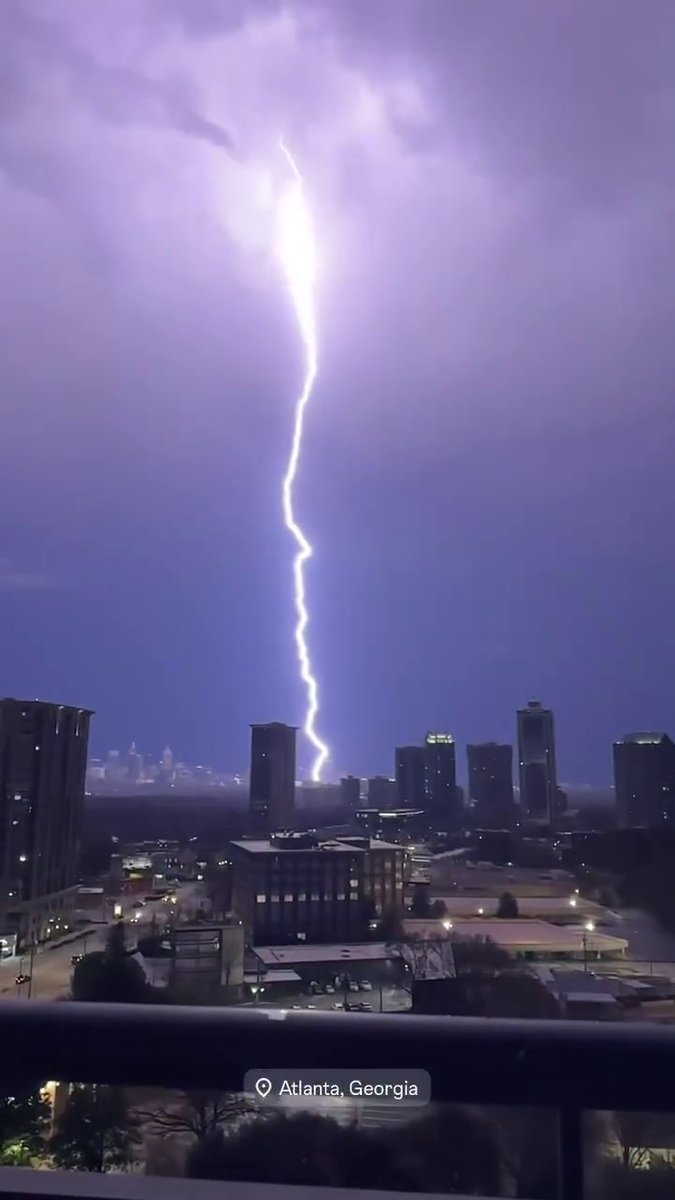 teamtruth2022's tweet photo. Powerful lightning storms electrify the skies over Atlanta, Georgia.

This looks like weather modification https://t.co/46uLtPT6c8