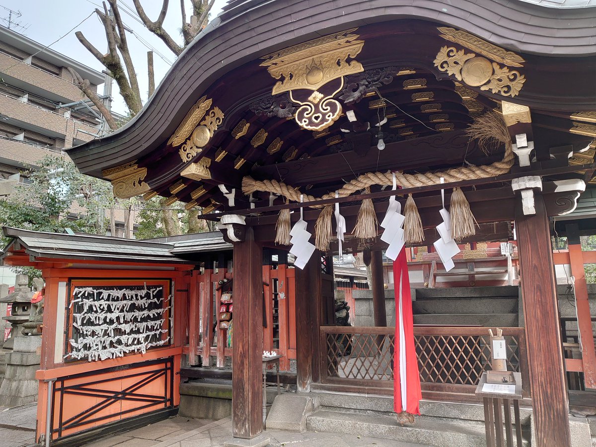 ratama9's tweet photo. 満足稲荷神社（京都市左京区東門前町）の 絵馬所

御辰稲荷神社（��都市左京区聖護院）と同様の絵馬堂であるが、西鳥居（東大路通）からの視線を遮る。

　木造 - 連子窓　　　#蕃塀 https://t.co/pC66UusJmD