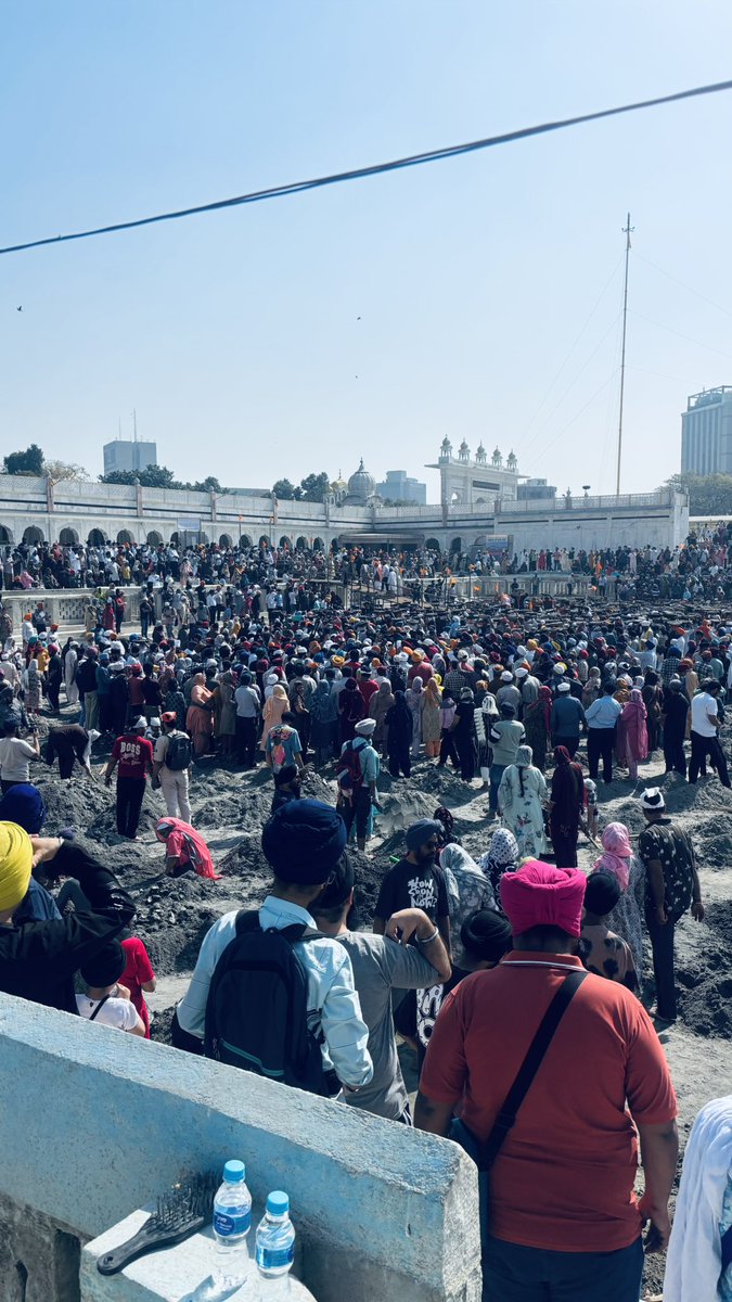 GlobalUpdatesF's tweet photo. Gurudwara Shri Bangla sahib Sarovar kar sewa started https://t.co/iVLYHoDF2Q