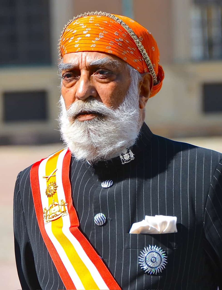Dp_Songara9's tweet photo. उदयपुर राजपरिवार के श्री अरविन्द सिंह जी मेवाड़  के निधन का समाचार अत्यंत दुःखद है। ��श्वर से प्रार्थना करता हूं कि दिवंगत आत्मा को शांति प्रदान करें और परिजनों को यह असीम दुःख सहन करने की शक्ति दें। 
@lakshyarajmewar https://t.co/UG4XsanNMu