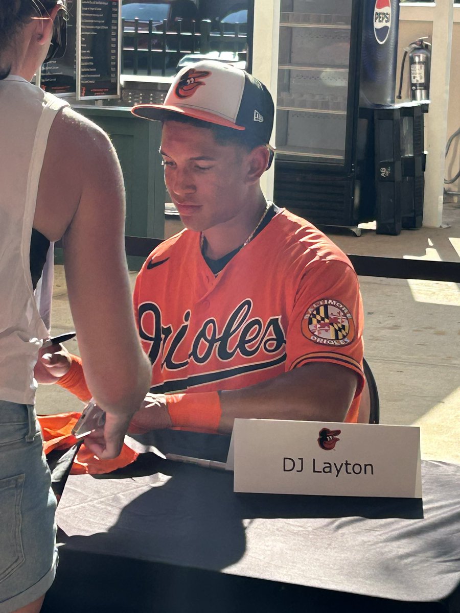 WhatMommaKnows's tweet photo. TeamLayton had an absolute blast, along with so many family & friends, cheering on all of our young Orioles tonight! What an unforgettable experience!
It was also fun to see him sign “all the things” for the fans!
#Birdland #Orioles #TeamLayton #MLBNHotStove https://t.co/ZsloLdR1Sw