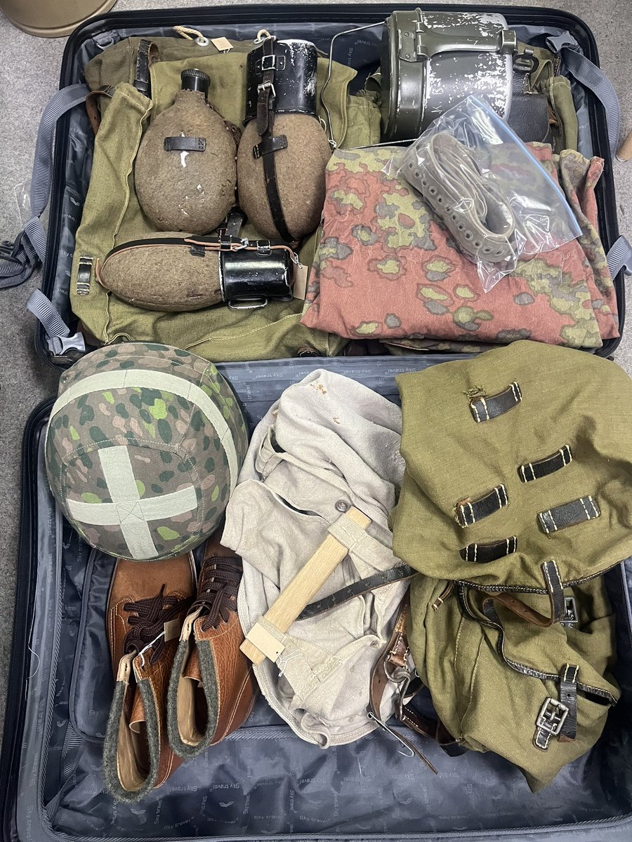 物販のお知らせ📢
第17回軍装交換会「吉野会」出展！
本日より出品物をチョイス。初めてのイベントだからほぼ実物ドイツ軍だけ持っていきます。親衛隊警察師団の上着持っていってみる。なんかリクエストあったらリプ入れて。
💳決済できまっせ🤩🫵🤩

＃軍装交換会　＃吉野会　＃ドイツ軍