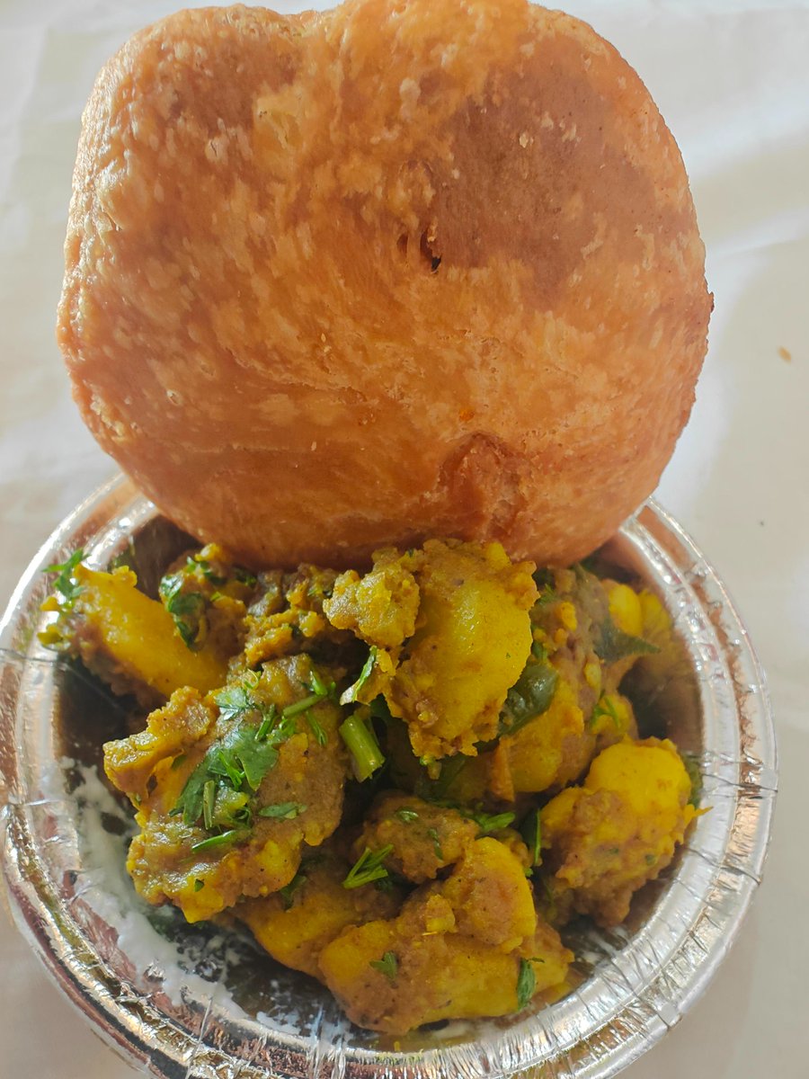 SoloWandergram's tweet image. I have worlds bestest siblings, my baby bro ensures that I have all my favourites of lucknow before I leave for my Karambhoomi #lucknavibreakfast #dahijalebi#khastakachori