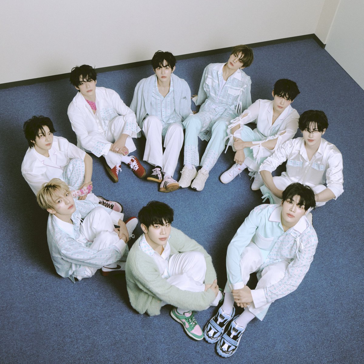#ZeroBaseOne's 5th Korean-language EP, 'Blue Paradise' debuts at #1 on the United World chart, the World's best-selling Album of the past week, after debuting at #1 on the Circle Album chart in Korea and the Oricon Album chart in Japan! ZeroBaseOne is the first K-pop group to