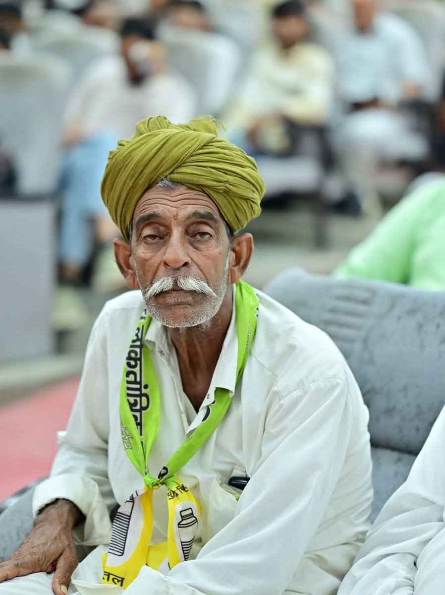 HanumanThakan's tweet image. तस्वीर आज बाड़मेर टाऊन हॉल की।
एक बुजुर्ग व्यक्ति अपनी निगाहें लगाकर बैठे है। नेताजी के इंतजार में इससे साफ जाहिर होता है कि न्याय की आखिरी उम्मीद हनुमान बेनीवाल है।
#TeamHB #RLPBmr 
@hanumanbeniwal @8PMnoCM @1stIndiaNews @aajtak @AbhinavJodhpur @RLPINDIAorg @PrbhatilalRAS1