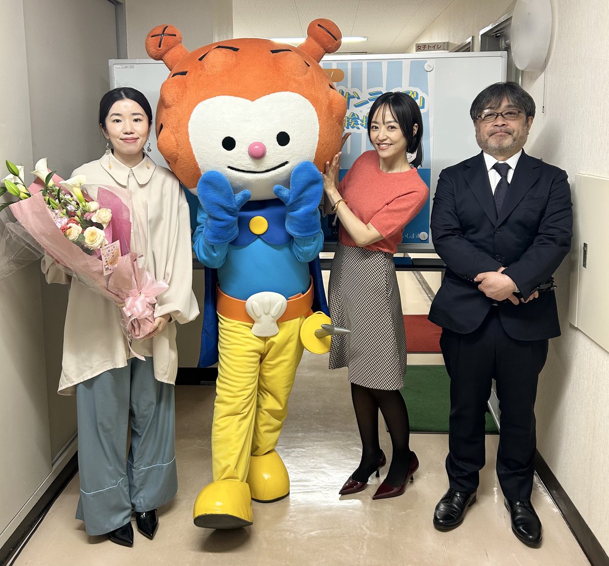 sunsunmovie2025's tweet photo. 『サンセット・サンライズ』
気仙沼凱旋の思い出フォト📸

🫧舞台袖でホヤぼーやと記念写真☺️

🫧サンセット・サンライズ展にも行ってきました！井上さんと岸監督のサインも。

サンセット・サンライズ展は、
気仙沼「海の市」UMI-ICHI ホヤぼーやホールで開催中！
お近くにお越しの際はぜひお立ち寄りください🐟
https://t.co/rgmPDYqFuQ

#映画サンセットサンライズ
公開中🎬
#井上真央 #小野寺ずる #岸善幸