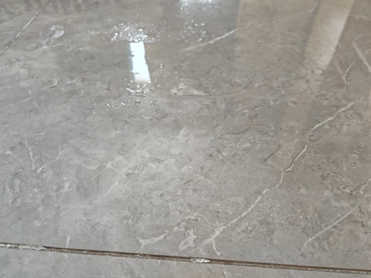 终于是酣畅淋漓的做了 把她按在橱子旁边站着后入 实现了她人生第一次潮吹喔