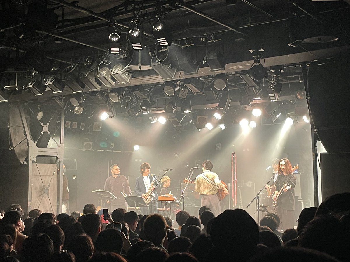 pockyyyy0302's tweet photo. 小袋成彬 in 名古屋クアトロ。初めて行ってみたけどメンツが超ジャズ。笑　Butterのアウトロでロイ・ハーグローヴやったり、ダニー・ハサウェイのSomeday We'll All Be Freeやったり、日本語のソウルに主題をおいたアルバムだったけどやっぱり第一言語はブラックミュージックだな。

#zatto https://t.co/y6NcpsA0lf