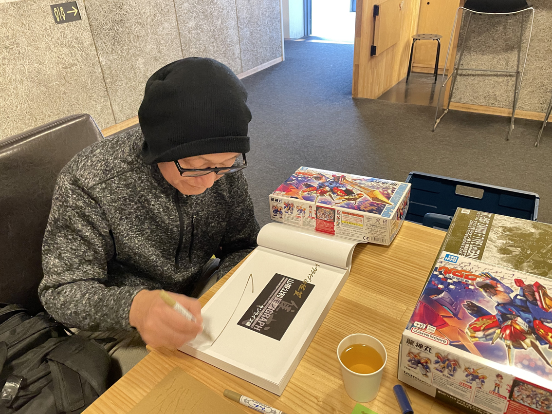 WestwordH2059's tweet photo. 昨夜、アニメ・メカデザイナー「山根公利」さんをお迎えしていろんなお話しをうかがうトークライブ、周囲のみなさんに支えられて無事終了しました。
告知や裏方を手伝ってくださった方をはじめ、お客さまおひとりおひとりに御礼申し上げたい気持ちです。
もちろん、楽しいお話しをいただきました主役の山根さん、司会をかって出てくださったNBCラジオ局長の村山��志さんへの感謝は言うまでも��りません。
会場での写真をとる余裕がなかったので、みなさんでハッシュタグ検索などでお楽しみください。
あとはむねよしのオフショットでどうぞ<(_ _)>