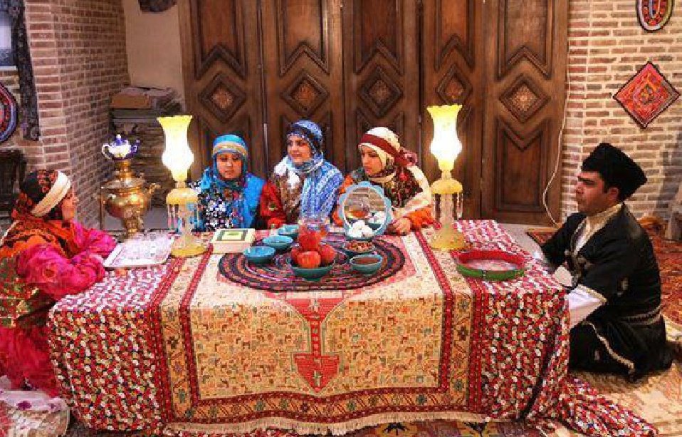 از قشنگ ترین آداب لرا اینه که قبل از سال تحویل به خونه اقوامی که عزادار هستن میرن و پارچه هایی بهشون هدیه میدن بلکه رخت عزا زو دربیارن و برای سال نو خودشون رو آماده کنن
#ستینم_ایران