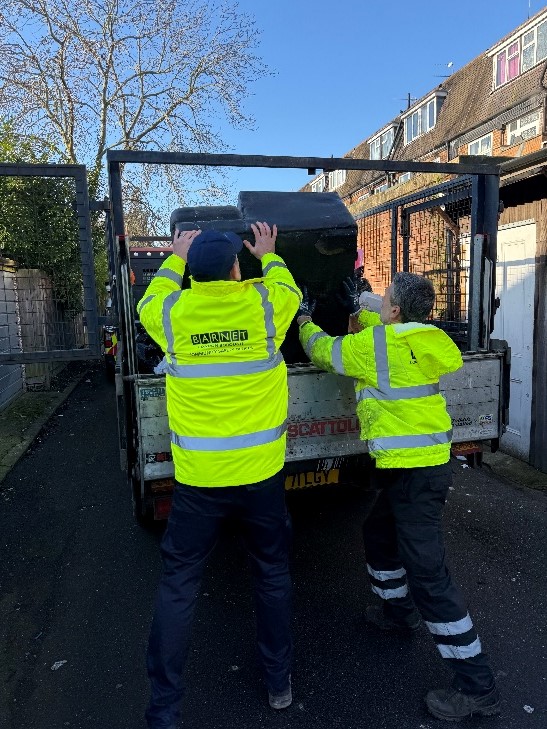 BarnetCouncil's tweet photo. The enforcement team in Barnet works hard to prosecute cases of flytipping. You can help by reporting fly tips online whenever you see them.
Report fly tipping here: https://t.co/2Op8TofmAN
#KeepingOurBoroughClean #ReportFlyTipping #CommunityAction https://t.co/Ro2PbT2kvC