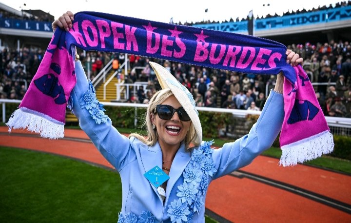 Charlie McCarthy says on <a href="/LuckOnSunday/">LuckOnSunday</a> there's going to be a fashion line of Kopek scarves! 😄 I'll have one! 😁

📷 Sportsfile