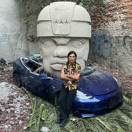 orlandoguerreir's tweet photo. Tesla Model 3 esmagado por uma estátua olmeca
pelo escultor mexicano Chavis Marmol https://t.co/RFlj319HCR
