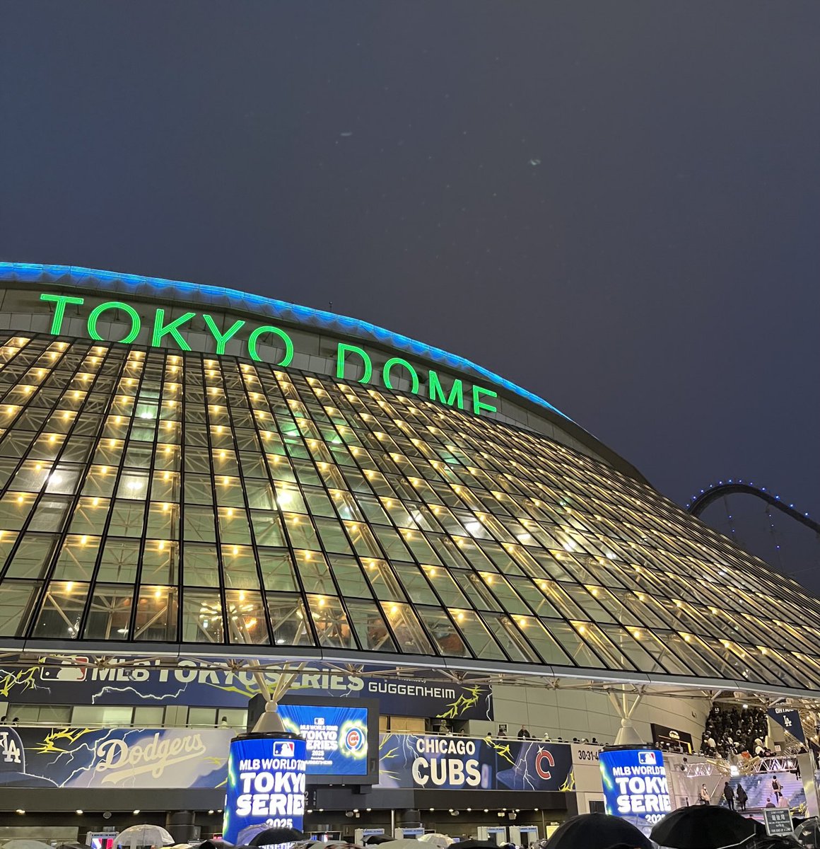 0428_t's tweet photo. #MLBWORLDTOUR
#TOKYOSERIES
#東京ドーム #ジャイアンツ #CUBS
本日はMLB WORLDTOUR
TOKYO SERIES ジャイアンツVSカブス
見に来てます😊
グッズ売場も1時間待ち、☔️風の中、凄い人です!
今年初の東京ドーム戦、ジャイアンツ、今永、誠也、頑張れ〜❗️⚾️ https://t.co/UdF3g6fl7O