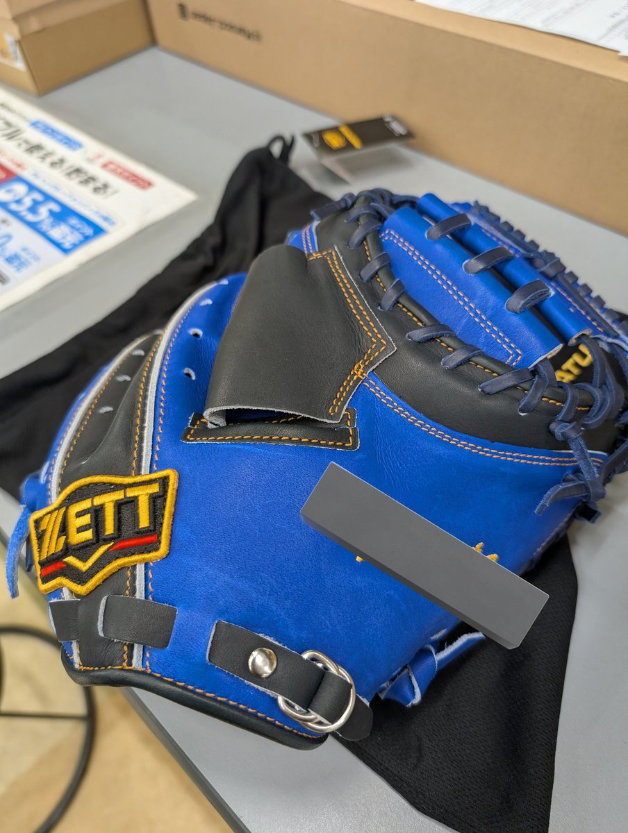 CLE_0_GO's tweet image. #ZETT　#PROSTATUS
オーダーミット、小泉ダニアンモデル完成しました！！
さすが国産牛、革の張りがすさまじい…👍
ベイスターズファンなので戸柱選手モデルで作製、カラーも青にしました。
しっかり型付けして来年くらいには使えるようになるといいな…