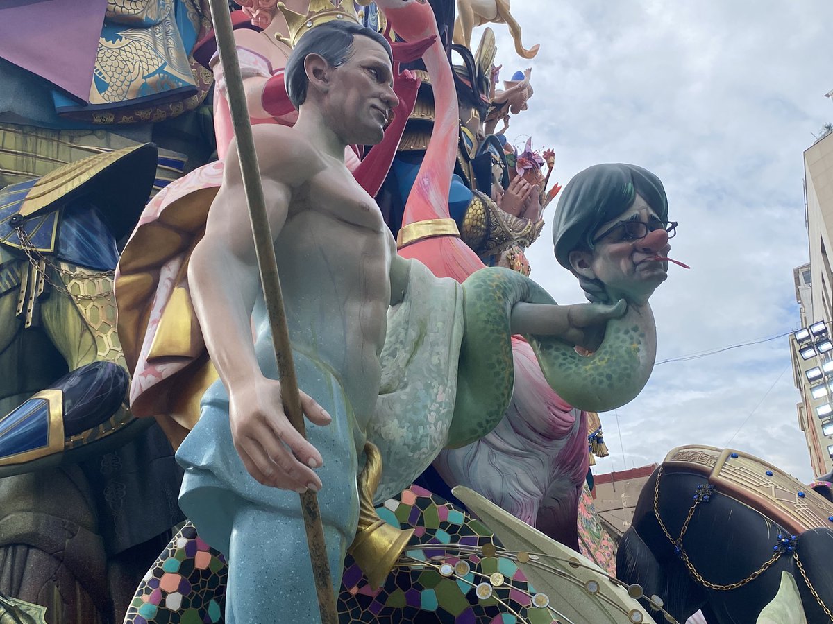 Falles miren al cel i aterren la crítica política