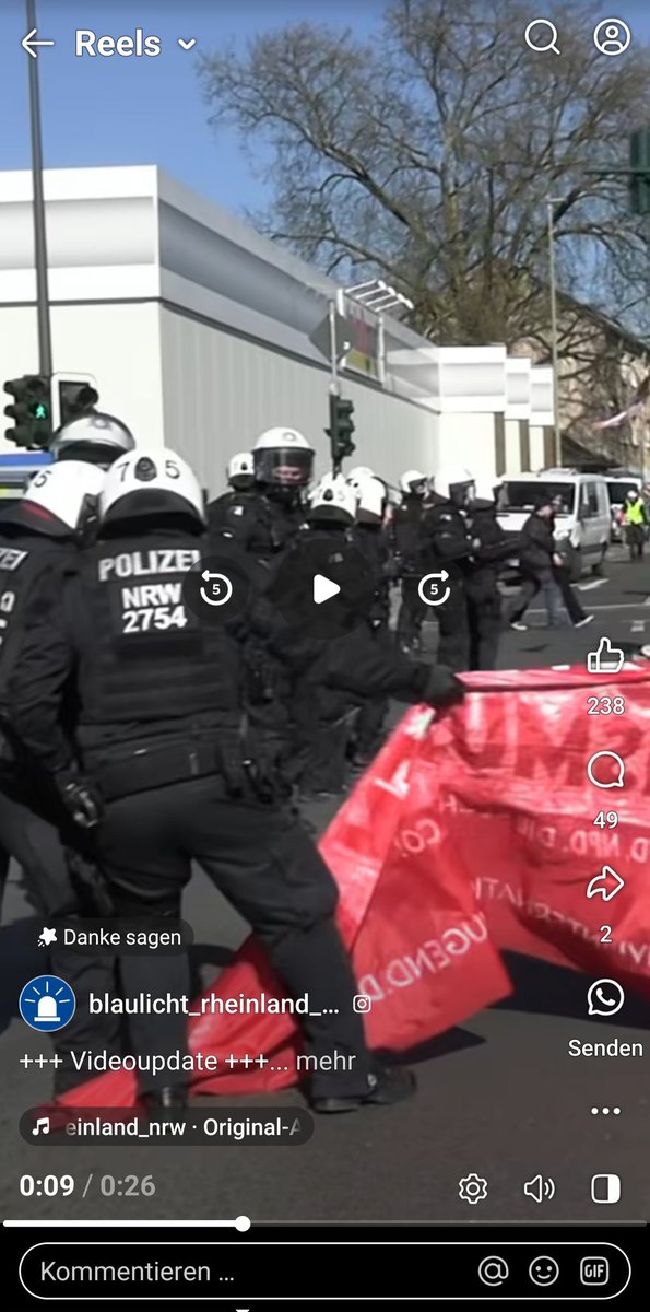antiafd99's tweet photo. Spontaner Protest, vermutlich um die gekesselten Menschen zu unterstützen. Mind. zwei Beamte haben versucht, den Versammlungsteilnehmern gestern ihr Transparent zu entreißen. So ein Vorgehen ist unzulässig. #E1503 https://t.co/Umd6MiiamC