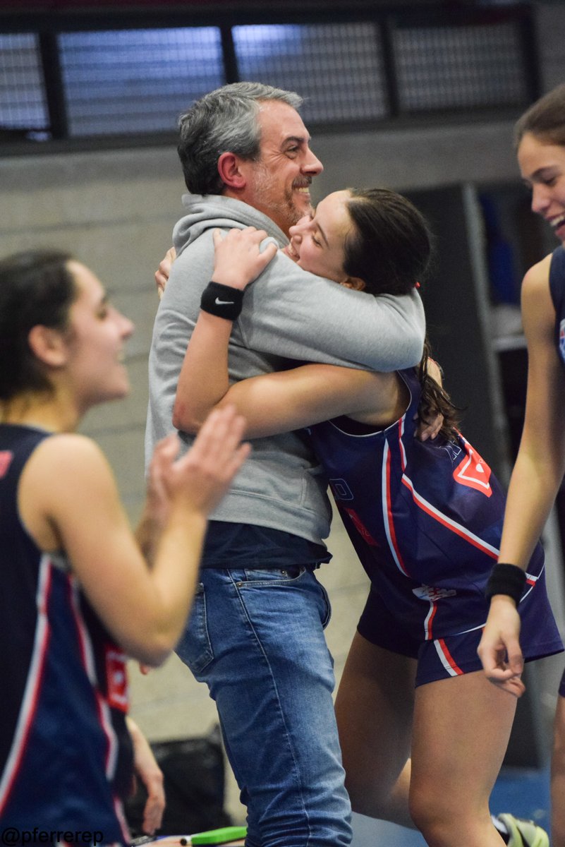 Son los abrazos por estar en 1/4 de final en Madrid.

¿Quién son los clasificados? Aquí puedes descubrirlos 

copacolegial.com/es/news/octavo…

#UnaCopaDe10