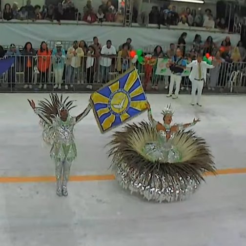 eubrguedes's tweet photo. Diogo e Bruna, mestre-sala e porta-bandeira da Mocidade, desfilando no mesmo quesito pela escola de samba Vila Isabel, de Porto Alegre, nesse momento.  

Detalhe: com a fantasia usada na Padre Miguel há duas semanas (que eu não gostei e um dos jurados também), mas com faisões. https://t.co/wGgDH9MztN