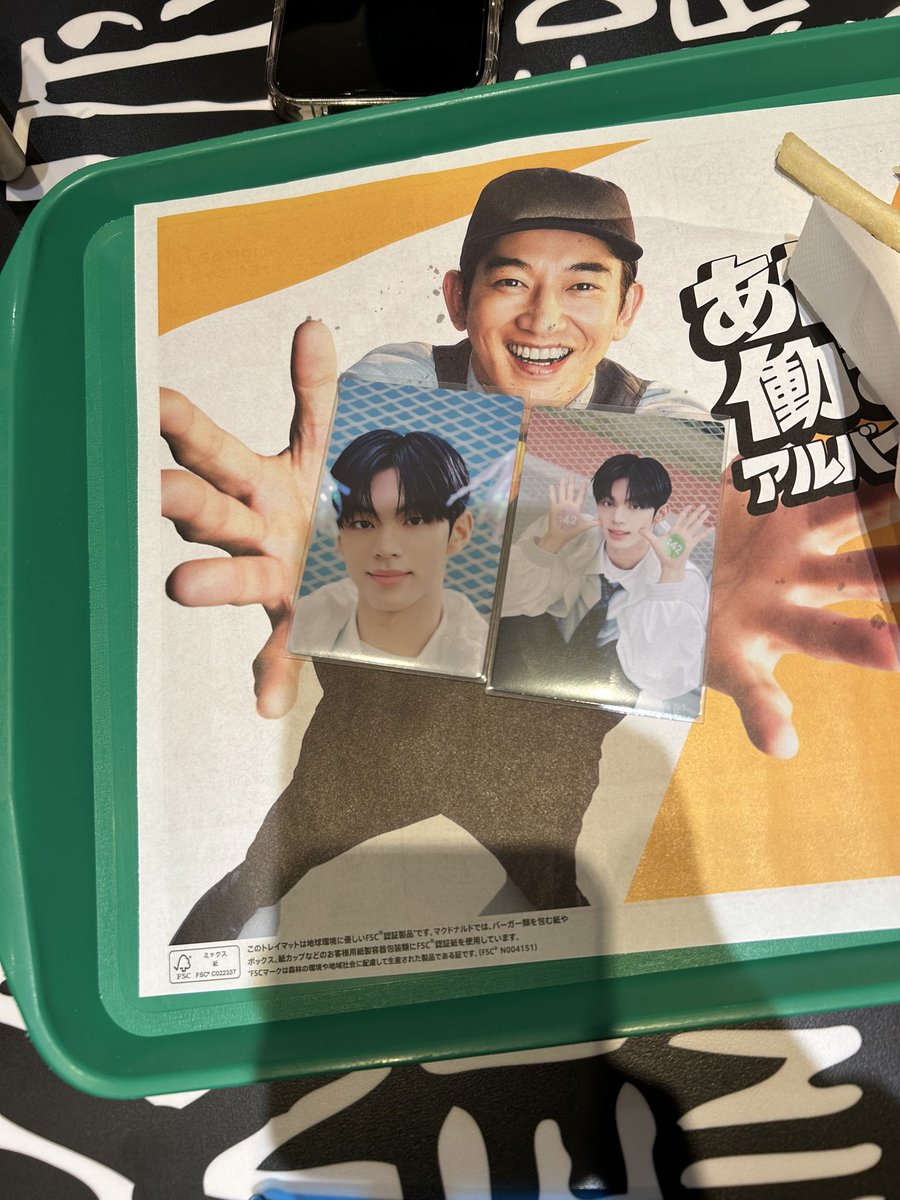 _xdhkq's tweet photo. ちなみにマックにも行ったのでマック店員にドフンのトレカ持たせました
#tws #dhoon #ドフン #도훈 https://t.co/PX7M3FL8sd