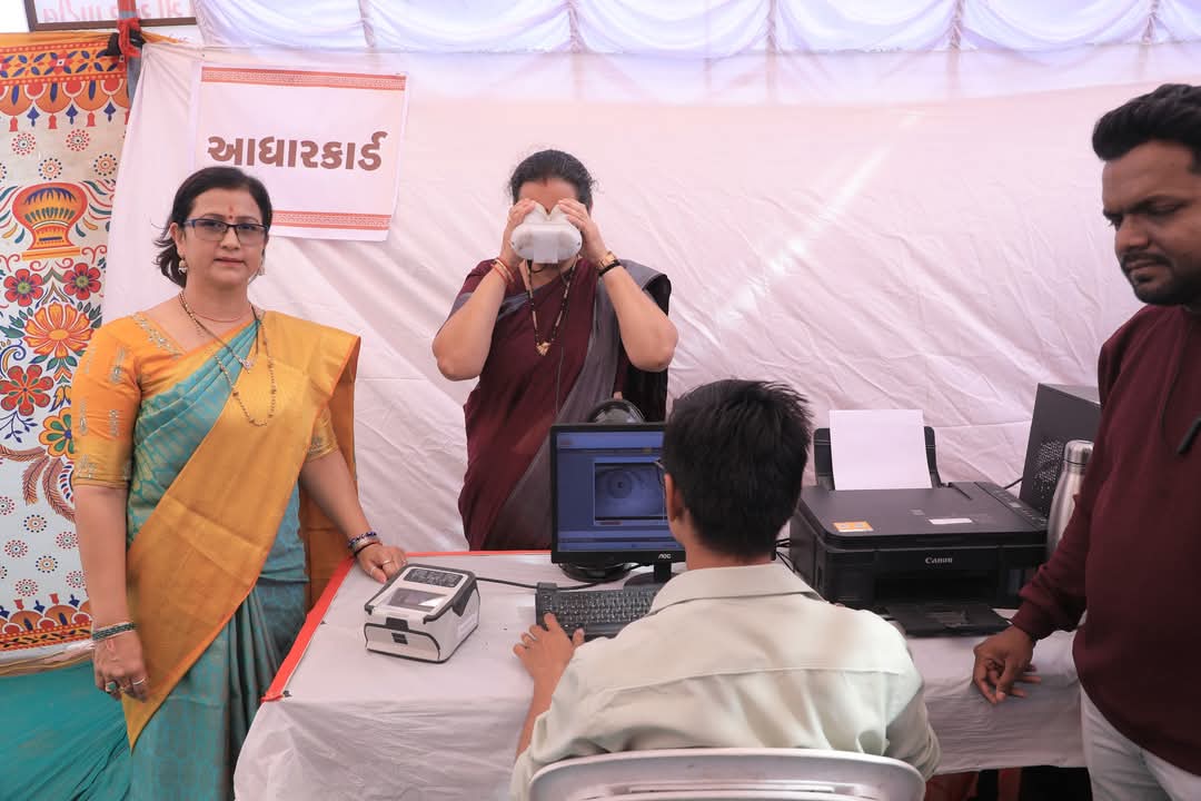 MLASangitaPatil's tweet image. માનનીય કેન્દ્રીય જળશક્તિ મંત્રી અને ગુજરાત પ્રદેશ અધ્યક્ષ શ્રી.સી.આર.પાટીલ સાહેબ ના જન્મદિવસ નિમિતે લીંબાયત ઉત્સવ સમિતિ દ્વારા મહા રક્તદાન કેમ્પ, સર્વ રોગ નિદાન કેમ્પ તથા જાહેર સેેવા સેતુ કાર્યક્રમ અને આંખની તપાસ તથા વિના મૂલ્યે આંખનું ઓપરેશનના કાર્યક્રમનું આયોજન કરવામાં આવ્યું