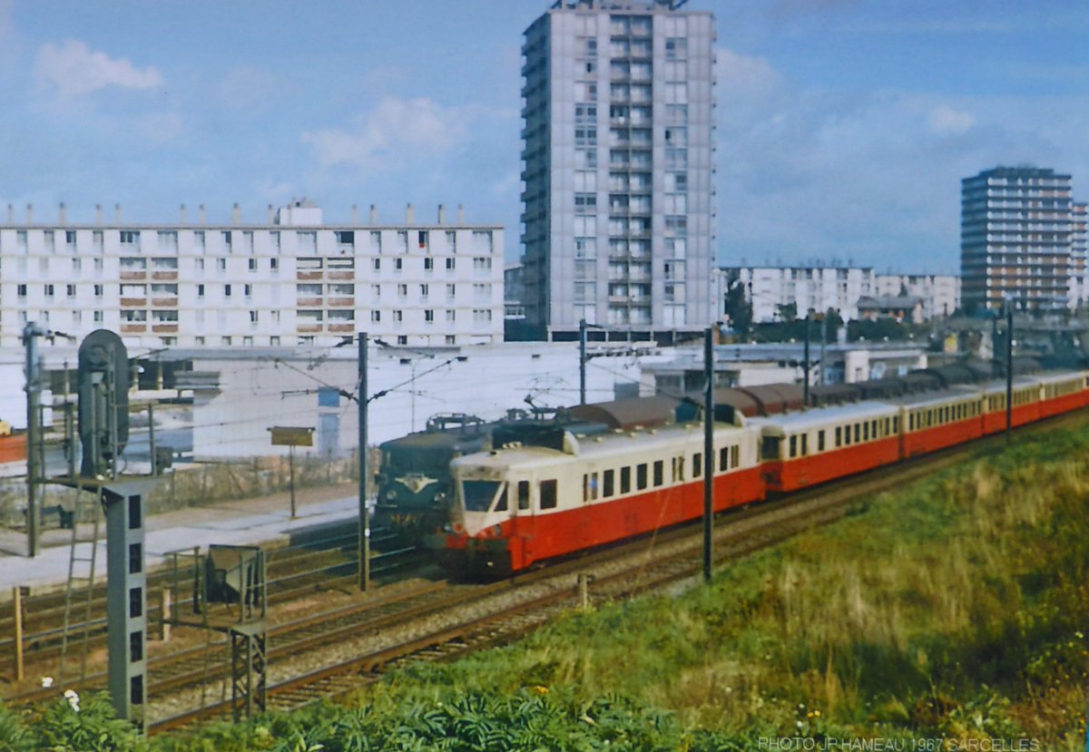 CheminsdeFerTC's tweet photo. En 67, sur la grande radiale qui démarre de Paris-Nord, vers Creil (à partir de laquelle la LGV Nord démarre), un =>#ADNStandard et ses remorques croise juste avant #GargesSarcelles (95) une =>#BB16500 ou =>#BB17000 amenant son convoi en RP.
📷J.-P. Hameau, source non identifiée. https://t.co/0QzMY9krWZ