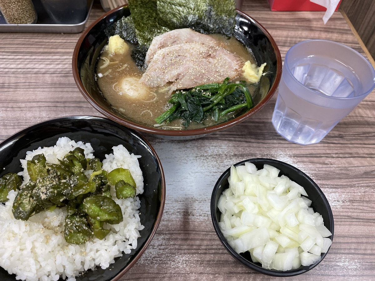 hararacchi's tweet photo. 2日遅れですが記録の意味もこめて。今年6回目は14時半頃の訪問で、待ちはなし。いつもの麺固めに、今日は味薄めでオーダー。お心遣いの味玉、感謝です。この時間でも入れ替わりでどんどんお客さんが来ますね。で、器の置く位置を変えて写真を撮ってみました。
#武蔵家富士見 https://t.co/ZQTNzWR0z6