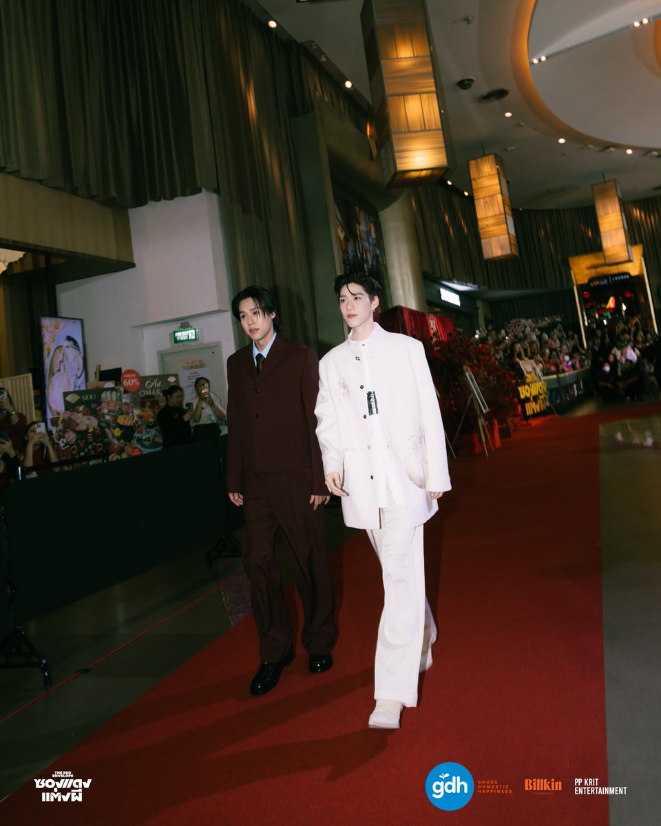 Billkin_Ent's tweet photo. The Red Envelope GALA PREMIERE 🧧 #ซองแดงแต่งผีGALA

ชมบรรยากาศงาน GALA กันไปแล้ว อย่าลืมปักวันมาดู 'เม่น-ตี่ตี๋' ได้พร้อมกัน วันที่ 20 มีนาคมนี้ทุกโรงภาพยนตร์นะ 🎞️

#ซองแดงแต่งผี #TheRedEnvelope
#BillkinEntertainment #PPKritEntertainment 
#GDH 
#Bbillkin #PPKritt https://t.co/13Hk8bcou5