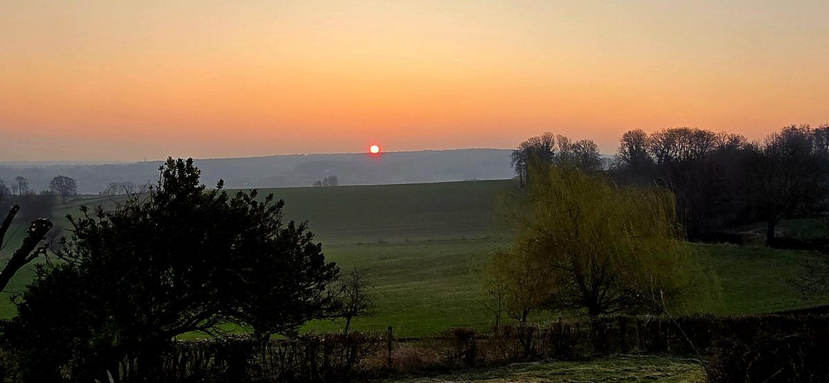 Martin1960's tweet photo. π΅ "Here comes the sun..." -πΆ Zonsopkomst boven het #Geuldal tussen #Epen en #Mechelen, gezien vanaf de #Kosberg. De kraaien kijken geconcentreerd mee... π https://t.co/iN2u2QpJDk