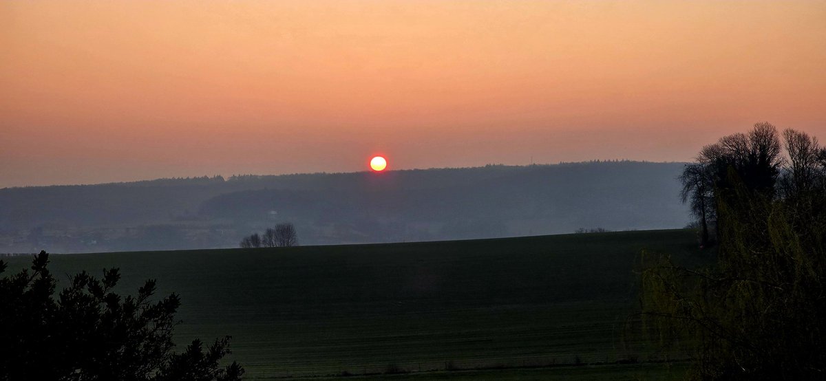 Martin1960's tweet photo. π΅ "Here comes the sun..." -πΆ Zonsopkomst boven het #Geuldal tussen #Epen en #Mechelen, gezien vanaf de #Kosberg. De kraaien kijken geconcentreerd mee... π https://t.co/iN2u2QpJDk