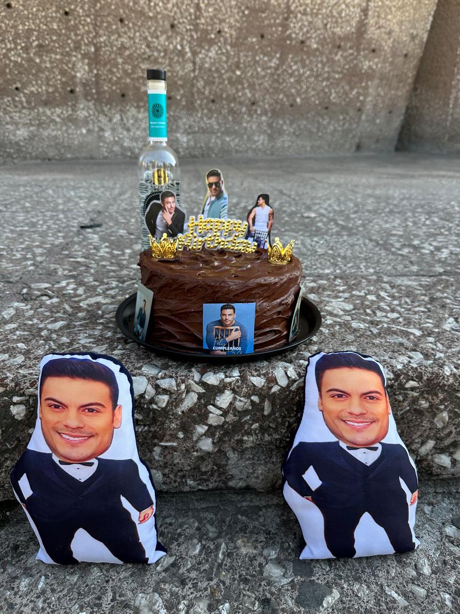 siempreestarecr's tweet photo. Siempre estaré aquí CDMX celebrando 39 vueltas al sol de nuestro  @_CarlosRivera ¡larga vida al rey!  🦁 https://t.co/ZEDRHYNgL8