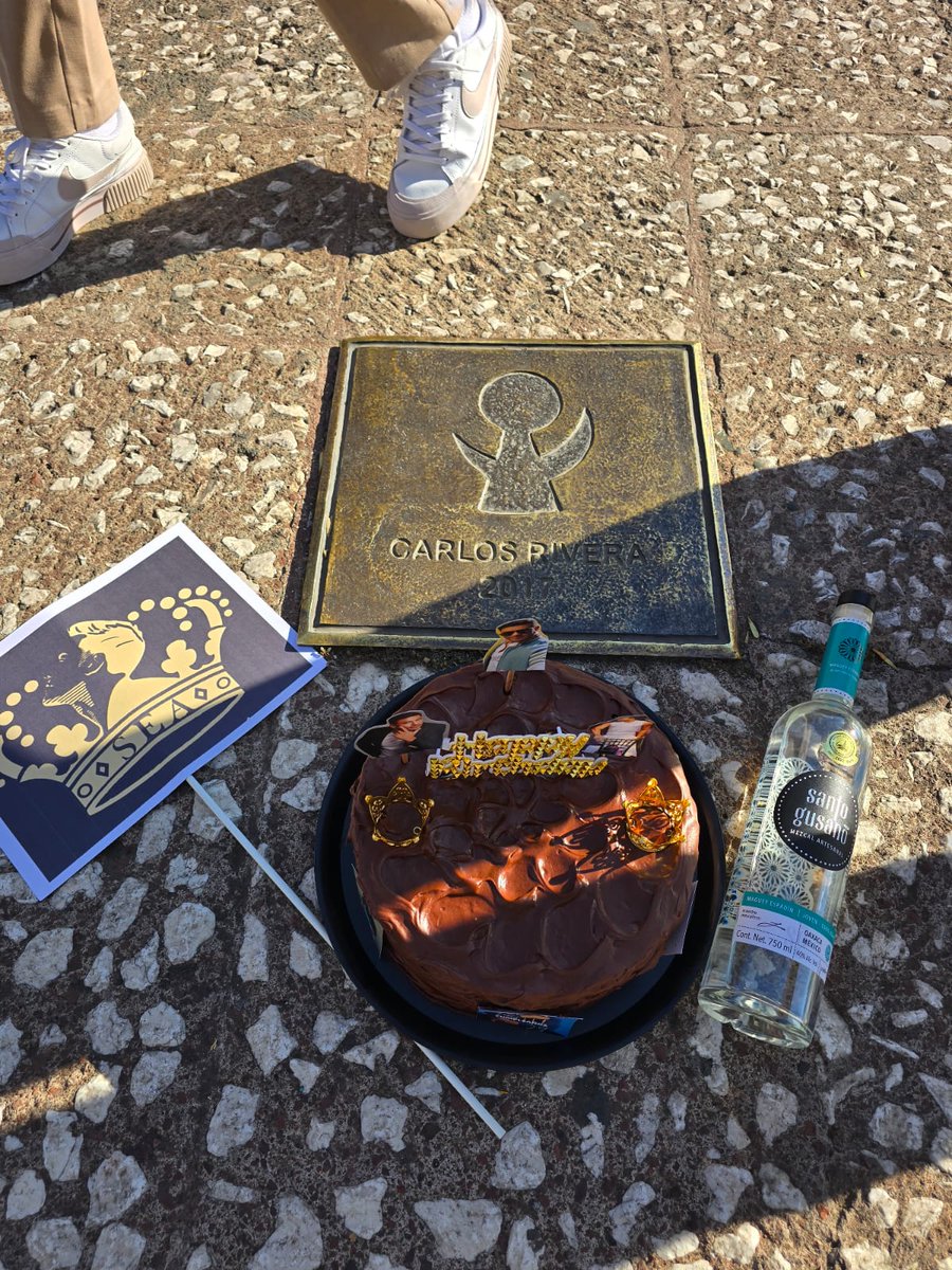 siempreestarecr's tweet photo. Siempre estaré aquí CDMX celebrando 39 vueltas al sol de nuestro  @_CarlosRivera ¡larga vida al rey!  🦁 https://t.co/ZEDRHYNgL8