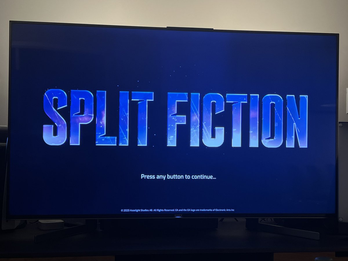 chhopsky's tweet image. you all weren’t kidding, Split Fiction is fucking awesome. i adore this but also play it with someone you like