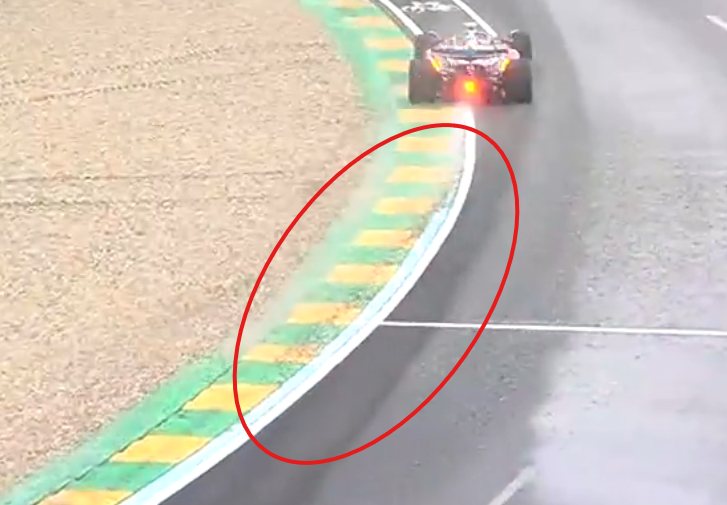 Nachez98's tweet photo. Aquí está la grava de la que habla Fernando (1ª imagen), Gasly pasa por debajo (2ª imagen), poniendo la rueda en la zona verde exterior

Alonso pasa la rueda por encima de la grava y pierde el coche (3ª imagen)

Ha sido por la grava residual, no se si le avisaron por radio https://t.co/iEFZ1XmRM9