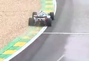 Nachez98's tweet photo. Aquí está la grava de la que habla Fernando (1ª imagen), Gasly pasa por debajo (2ª imagen), poniendo la rueda en la zona verde exterior

Alonso pasa la rueda por encima de la grava y pierde el coche (3ª imagen)

Ha sido por la grava residual, no se si le avisaron por radio https://t.co/iEFZ1XmRM9