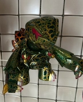 先程、One up. 秋葉原店にて展示中のペインターネットさん彩色のTOUMAさんSKUTTLE GENBUを見てきました。以前購入したメタルグリーンクラックと是非とも並べたいです‼️
抽選販売応募します！

#SKUTTLE
#TOUMA
#oneuptoy
<a href="/Oneuptoy/">One up. 秋葉原 ソフビ / 中野ブロードウェイ 玩具</a>