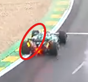 Nachez98's tweet photo. Aquí está la grava de la que habla Fernando (1ª imagen), Gasly pasa por debajo (2ª imagen), poniendo la rueda en la zona verde exterior

Alonso pasa la rueda por encima de la grava y pierde el coche (3ª imagen)

Ha sido por la grava residual, no se si le avisaron por radio https://t.co/iEFZ1XmRM9