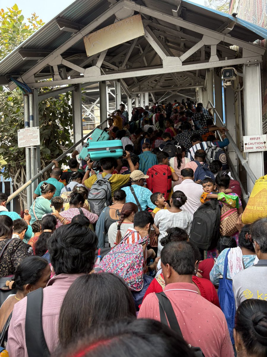 sudiptoman's tweet photo. @RailMinIndia @RailwaySeva @EasternRailway @AshwiniVaishnaw  Are we waiting for a repeat of NDLS stampede?! At RPH changed platform no announced 3 mins before arrival of 13054. PNR-6748501811. With 2 senior citizens 84 and 74 years old we had horrific time! @IndianExpress https://t.co/Z7lSjYM4IV