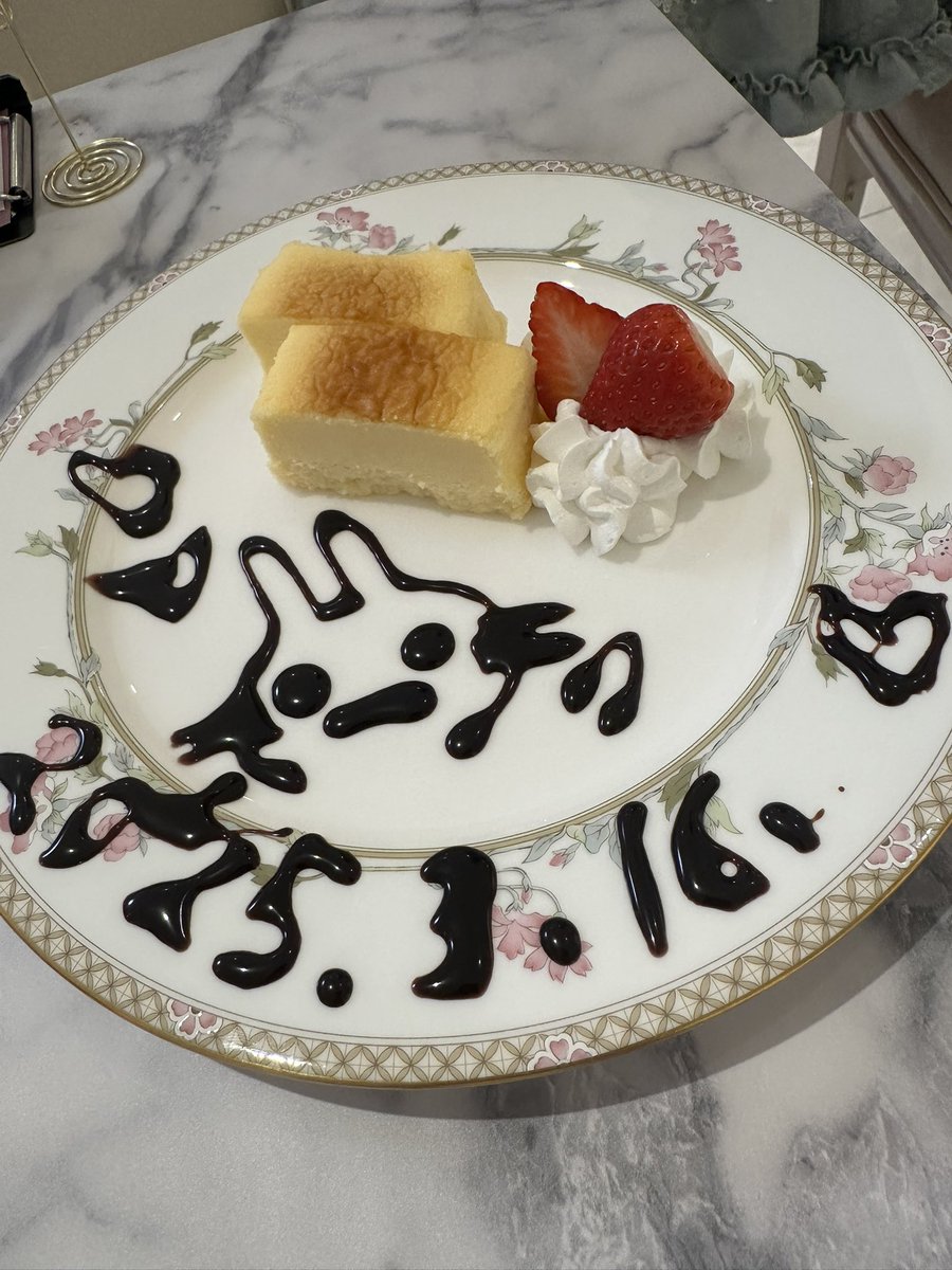 gashiiiin's tweet photo. 久しぶりにコンカフェ☕️
前から気になってたステラエトワール⭐️

しのちゃんが描いてくれたけど泡が崩れたカフェオレうさぎ(ちいかわ)ともえちゃんが描いたうさぎのチーズケーキ https://t.co/Eb0FH5JcGY