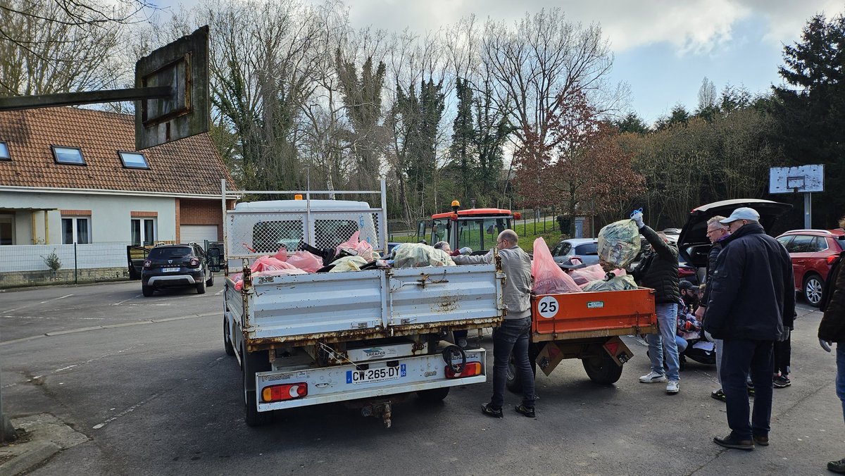 Parce que l'expression de la citoyenneté c'est aussi se mettre au service de la collectivité, plus de 40 personnes ont répondu à l'appel de <a href="/CEPE62300/">CEPE</a> pour participer à #HDFPROPRES à #ELEU avec encore un butin édifiant.