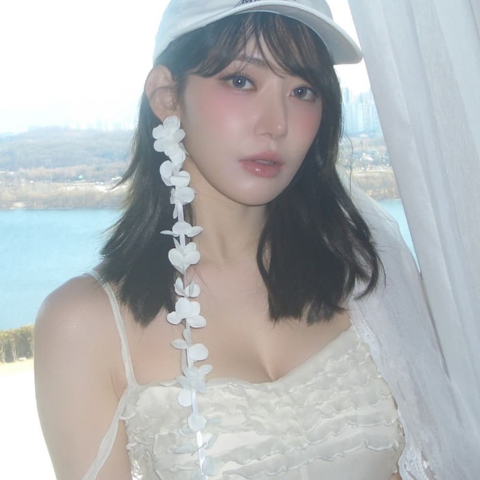 elsserafim's tweet photo. MIYAWAKI SAKURA. https://t.co/0PQviKZKys