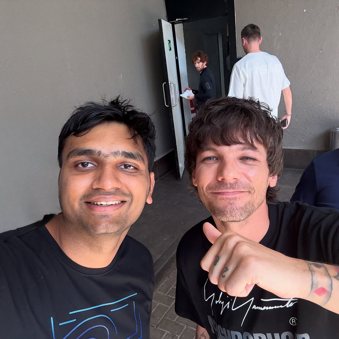 SoloLouieUA's tweet photo. ๐ธ | Louis with a fan in India a few days ago!
#LouisInIndia
โ aadityasingal11 https://t.co/IQ7NfYAR7Z