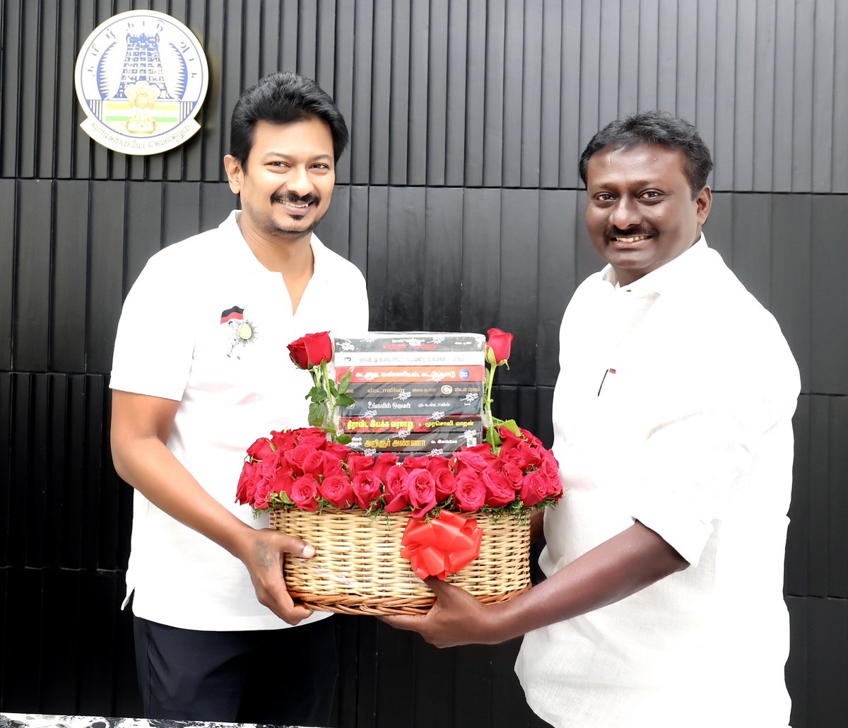 Joel_Dmk's tweet image. கோடானு கோடி இளைஞர்களின் 
இலட்சிய வழிகாட்டி;

திராவிடத் திருநாட்டின் 
நம்பிக்கைப் பேரொளி; 

எதிர்கால தமிழினத்தின் 
கொள்கைச் சூரியன்;

இதயமெல்லாம் நிறைந்திருக்கும்
உயிரான #இளந்தலைவர் அவர்களின் பொற்கரங்களில் 
புத்தகப் பூங்கொத்து வழங்கி 
பிறந்த தின வாழ்த்துகளைப் பெற்ற 
மகிழ்வான…