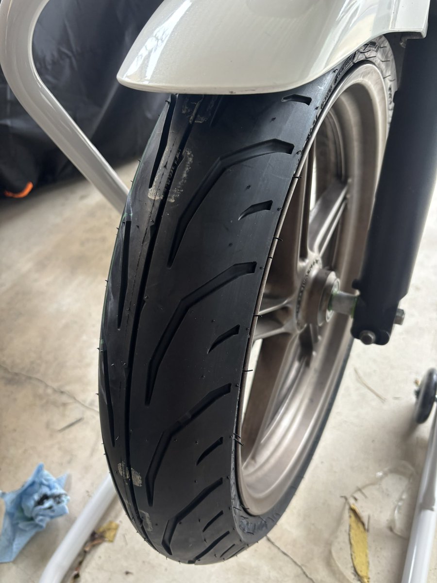 hash923's tweet photo. 今日は雨なのでタイヤ交換。中古でついてきた中華製?のラジアルでしたが。TT900GPに。
とにかく硬い!!リアは一発でしたが、前が。。。ホイールがギズギズに。まぁ、男の勲章ということで。練習会が楽しみ。
#VTR250
#MC33
#TT900GP
#ダンロップ
#モトジムカーナ https://t.co/UjS26LFuRq