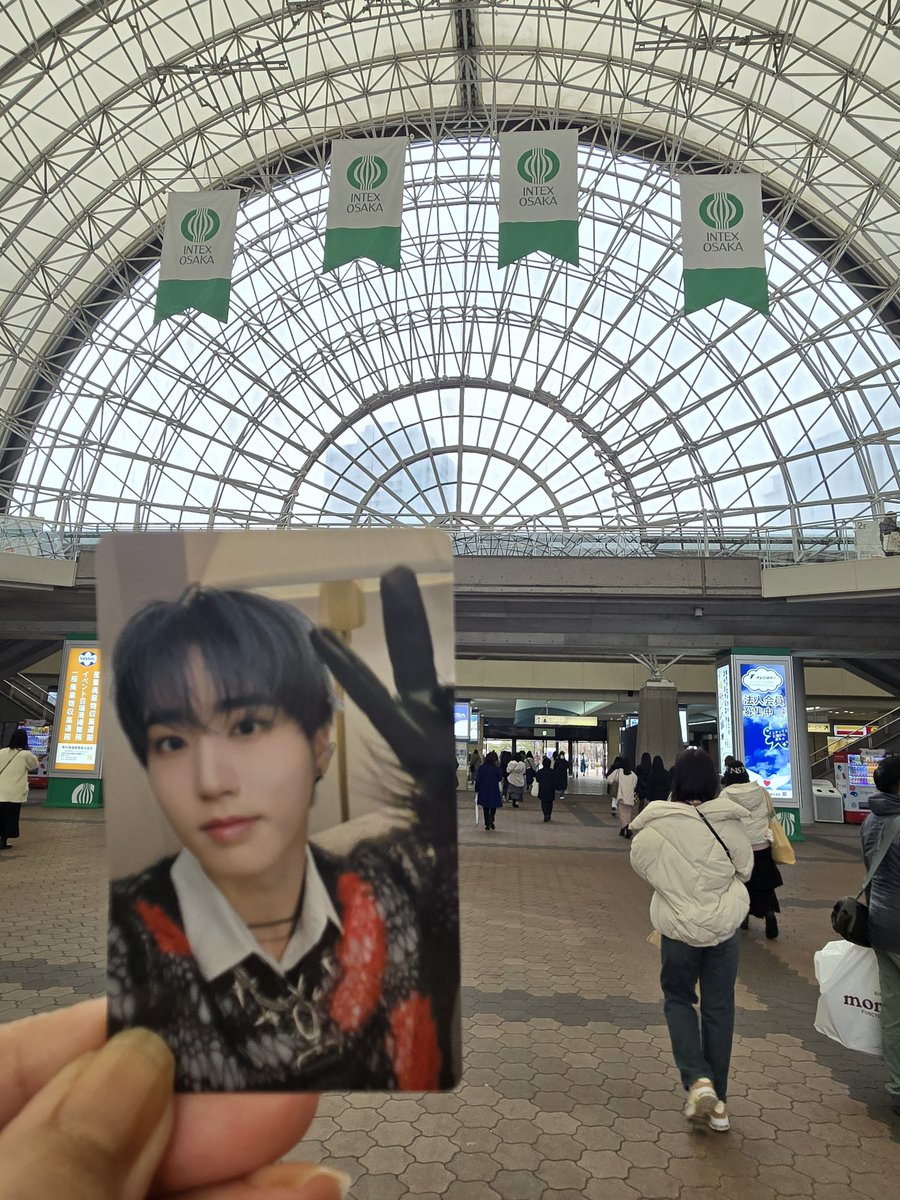 初めてのハンとのハイタッチ。
メガネのナチュラルハニでした。反射でメガネの奥の目までよく見えなかったけど、
｢チョアヘヨ～｣って言ったら
｢コマウォヨ｣(多分(^^;) よく聞こえなかった(^^;))
けど、言葉は返してくれたよ
笑顔が素敵なハニでした！

#スキズオフイベ
#ハン
#SKZ
#HAN