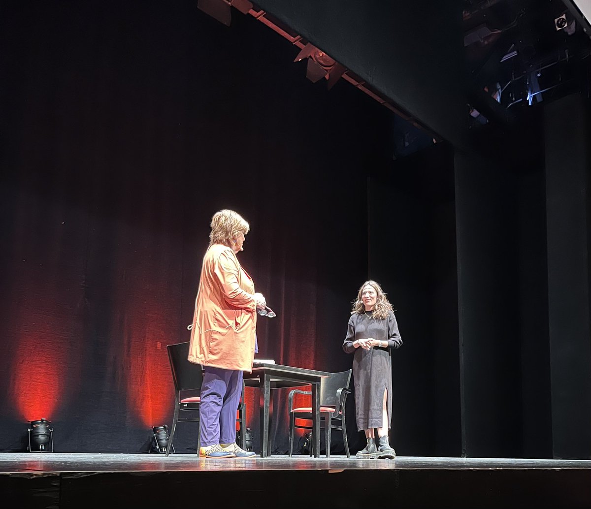 ChristinaMTolan's tweet photo. Ein toller und unterhaltsamer Abend beim Zwei Seiten Live Podcast in Heilbronn! So schön!!!❤️ #zweiseitenpodcast #monaameziane #christinewestermann #bücherliebe https://t.co/W2cIDt7Z2L