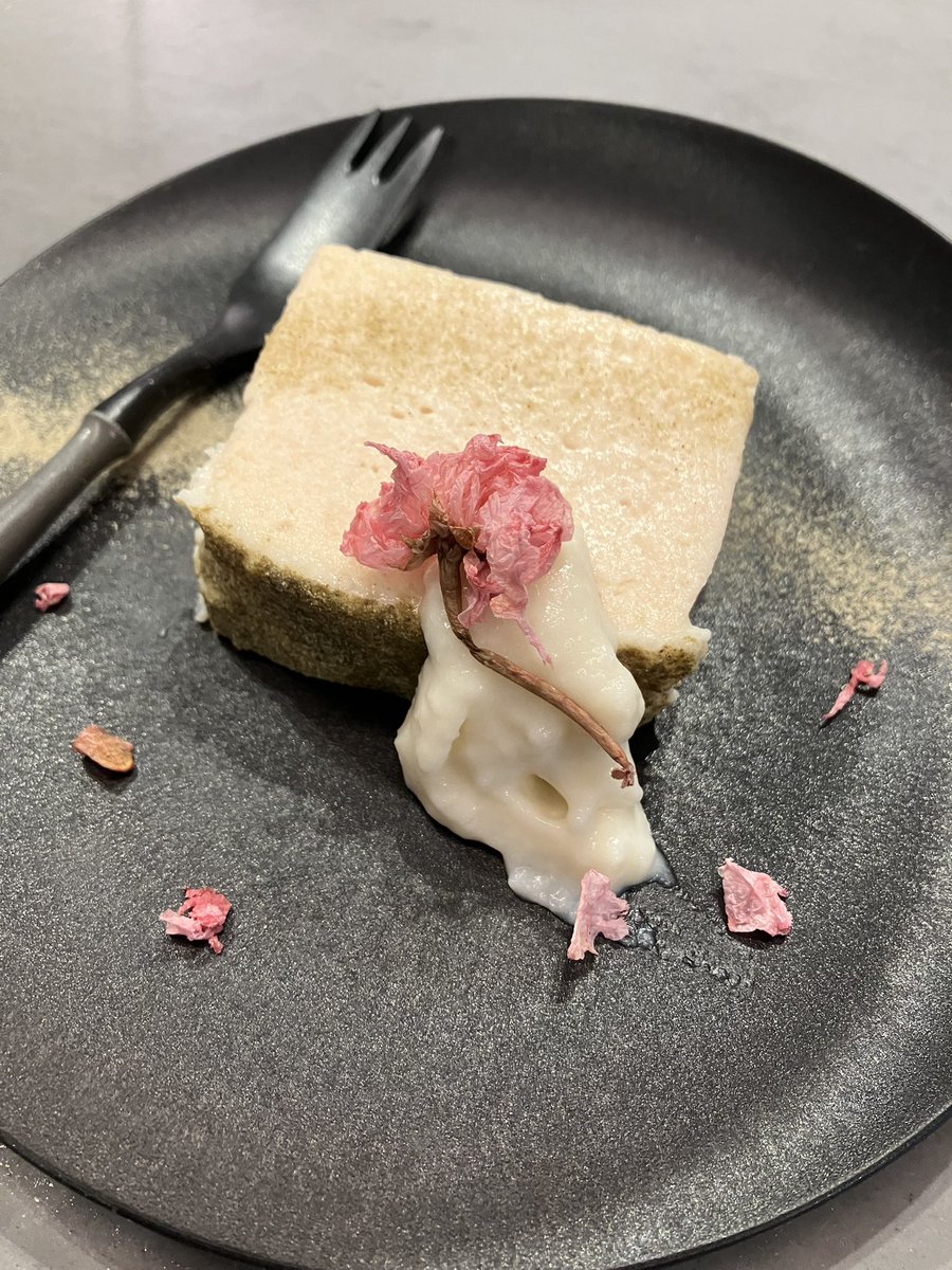 mine_cof's tweet photo. IPPUKで一服
酒粕と桜あんチーズテリーヌ
花泉酒造"ロ万"の黒粕と桜あんのハーモニー https://t.co/0oENval863